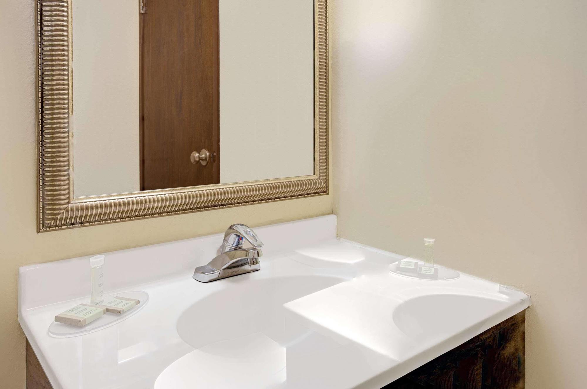 Super 8 By Wyndham College Park Wash Dc Area Hotel Ngoại thất bức ảnh